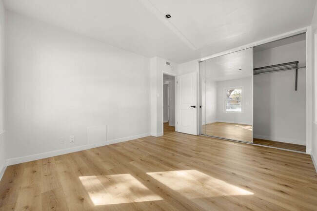 Foto del edificio - 8731.5 Belford Ave