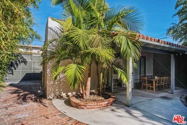 Building Photo - 710 6th Ave