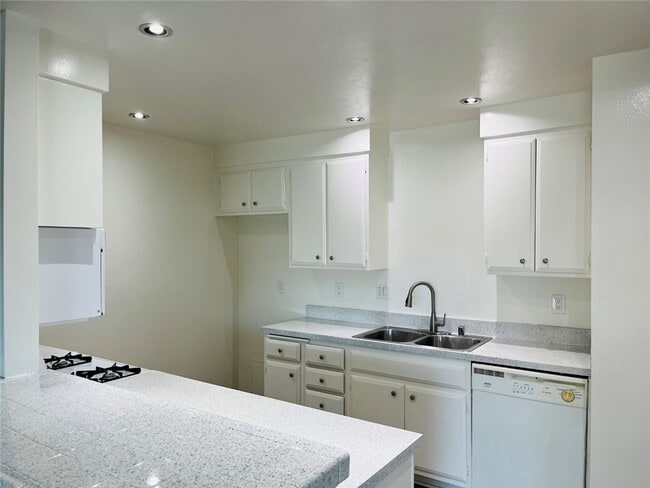 Foto del edificio - 6600 Warner Ave