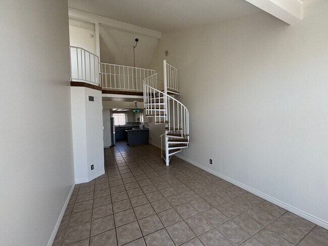 Foto del edificio - 2 Bedroom + Loft Condo for Rent in Canyon Country!