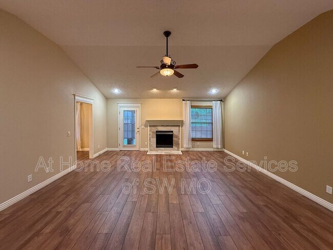 Foto del edificio - 605 Clover Ct