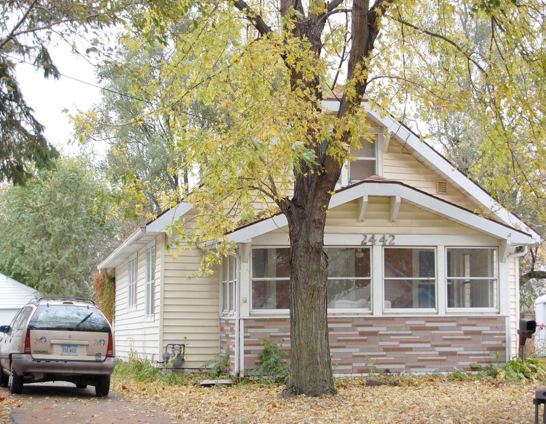 Primary Photo - 2442 E Grand Ave