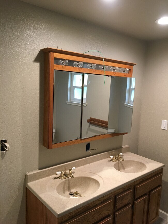 Baño principal - 7677 Sycamore Dr