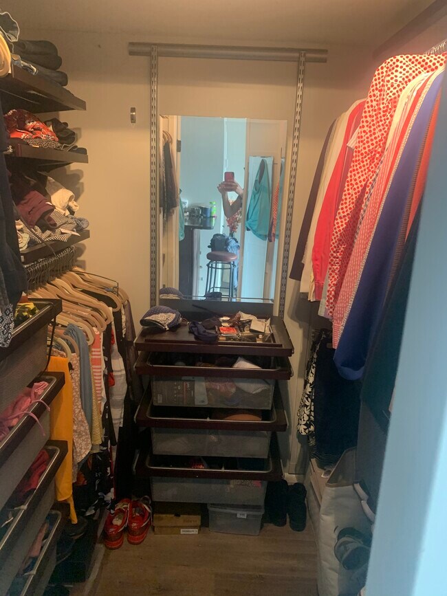 Armario grande - 2939 Van Ness St NW