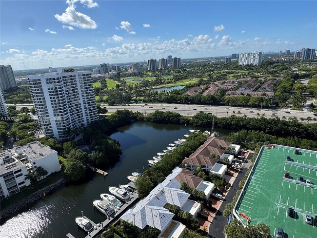 Foto del edificio - 3530 Mystic Pointe Dr