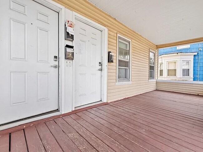 Foto del edificio - 32 Llewellyn Ave