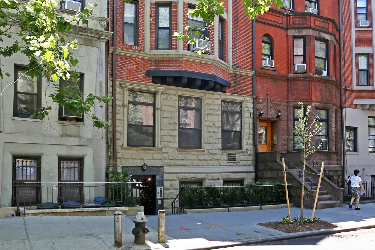 Building Photo - 156 W 75th St
