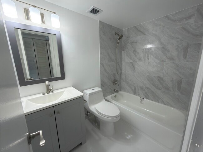 Foto del edificio - 9311 Orange Grove Dr