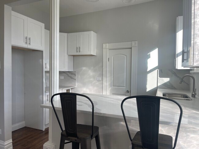 Foto del edificio - 3214 W Division St