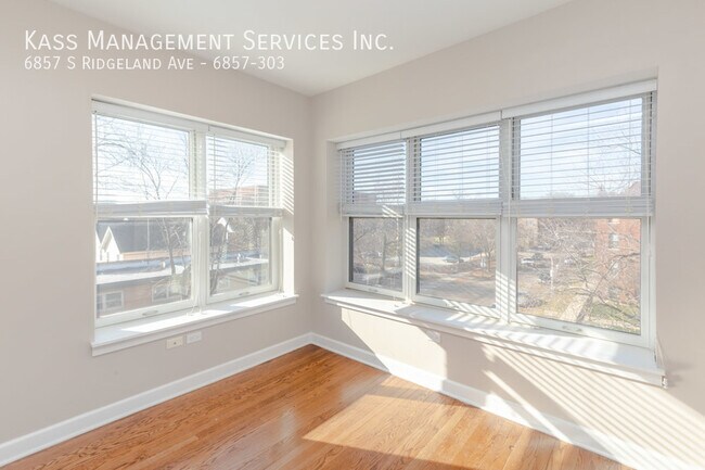 Foto del edificio - 6857 S Ridgeland Ave