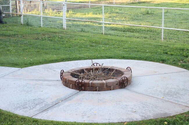 Foto del edificio - Gorgeous location, spectacular amenities, 3 bedroom furnished home for rent.