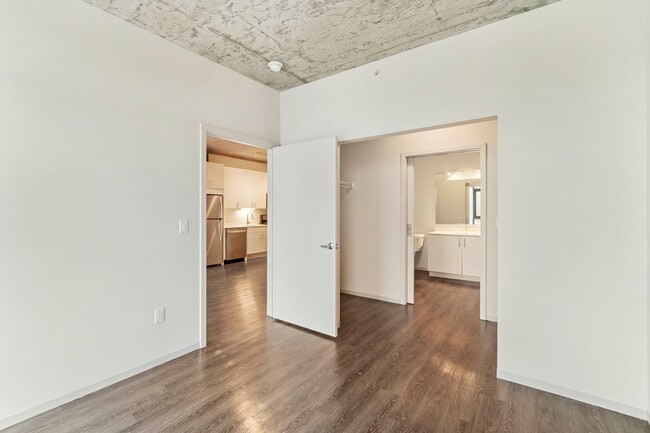 Building Photo - 643 S Clark St