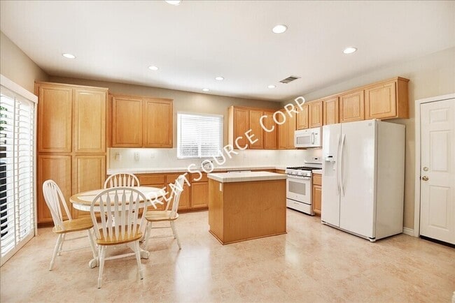 Foto del edificio - 21575 Oak Dr