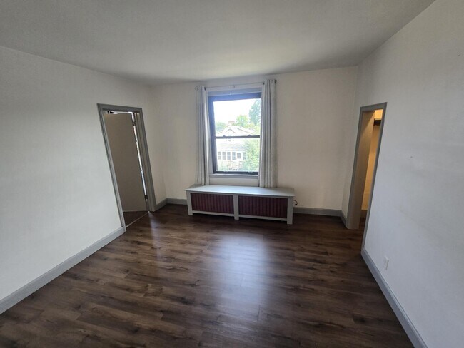 Building Photo - 604 7th St S