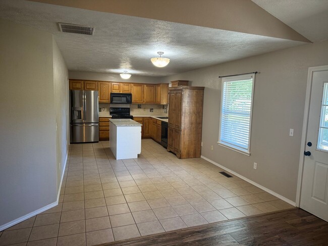 Foto del edificio - 3 Bedrooms! 2 Bath! Kickapoo Schools! $1695