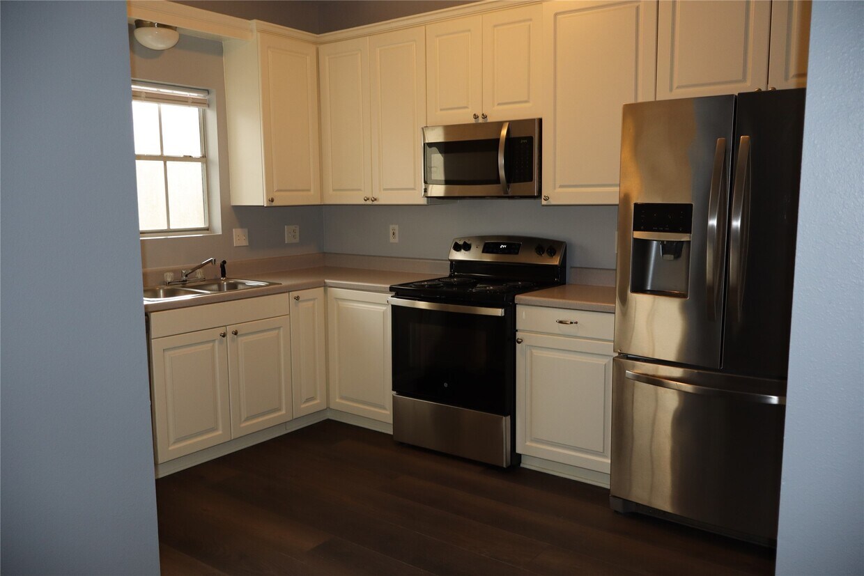 Foto principal - 1063 Birnham Woods Blvd