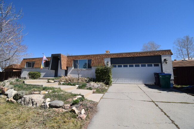 Foto del edificio - 5 Bedroom 3 Bathroom Home in Sandy!
