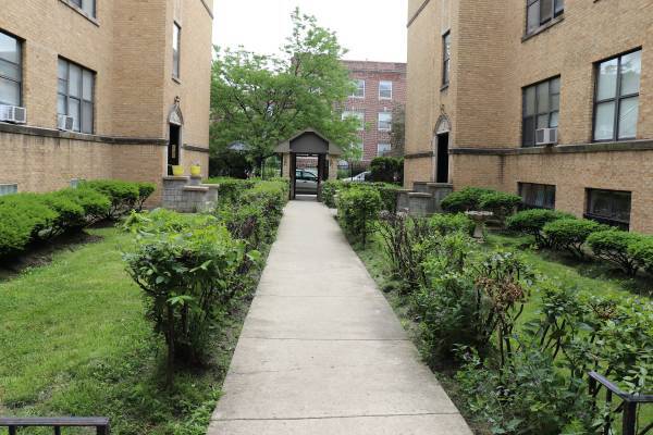 Courtyard - 4928 N Kedzie Ave