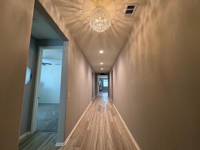 Foto del edificio - Single Level 4 Bedroom Home in the New Val...