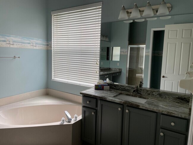 Building Photo - 408 SW Blue Spring Ct