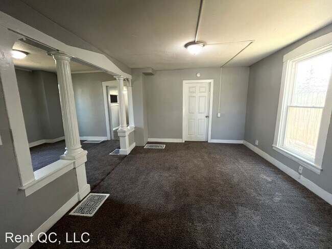 Building Photo - 3 br, 1 bath House - 909 E 14th Street