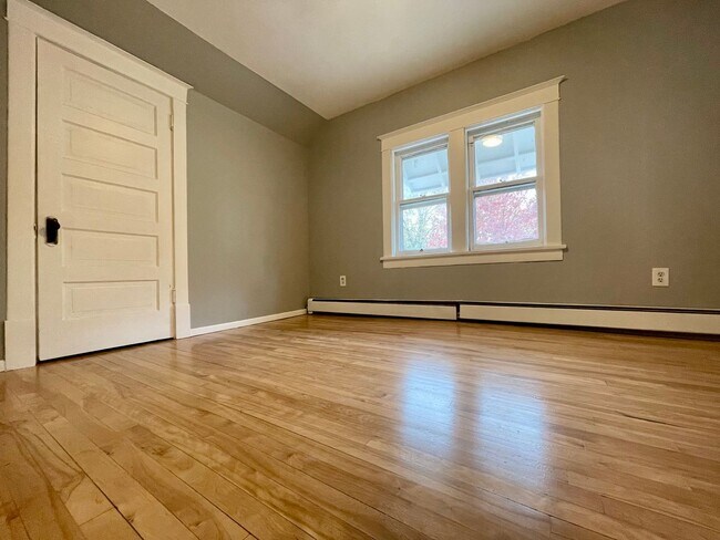 Foto del edificio - Bright and Charming 5 Bedroom 1.5 Bathroom...
