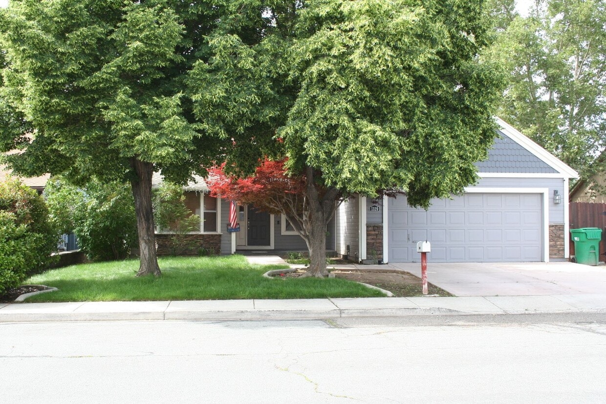 Primary Photo - Sparks 4 Bed Home