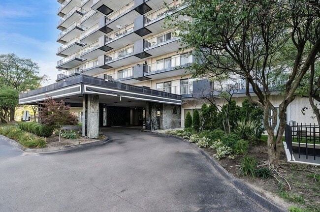 Foto del edificio - 15801 Providence Dr