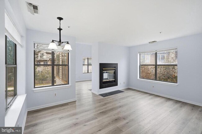 Building Photo - 13405 Shady Knoll Dr