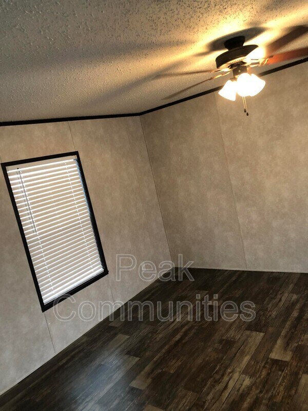 Building Photo - 305 Shady Brook Hts