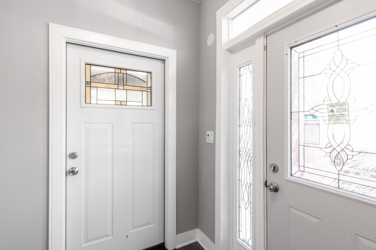 Unit front door - 634 N Hamlin Ave