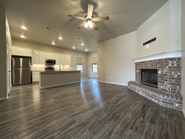 Building Photo - Charming 3-Bedroom Home with Cozy Fireplac...
