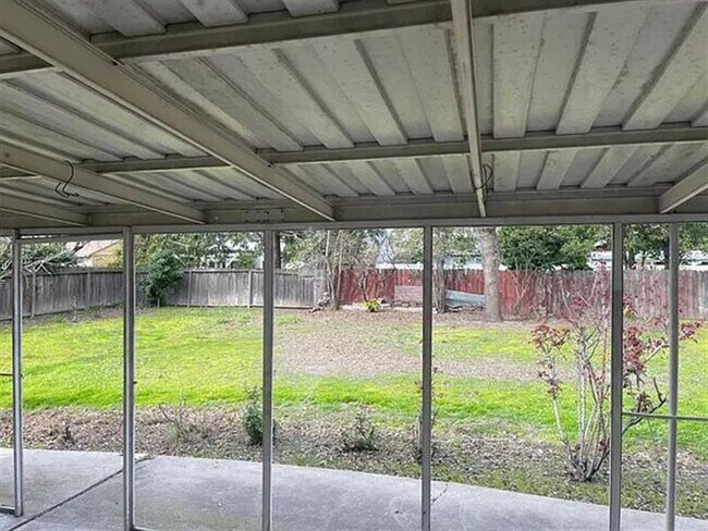 Building Photo - MAYFAIR AVE ABODE