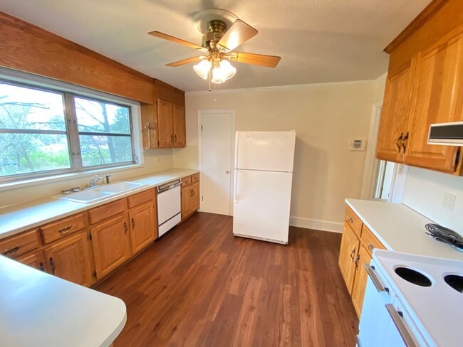 Foto del edificio - 3bd/2ba House on a Corner Lot very close t...