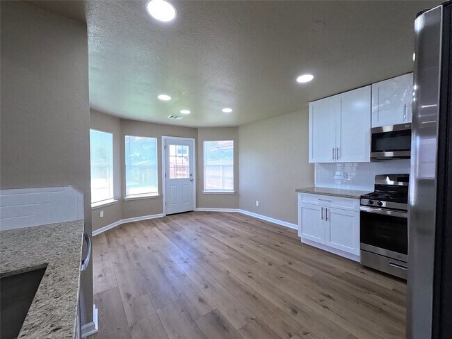 Foto del edificio - 17107 Westminster Village Ct