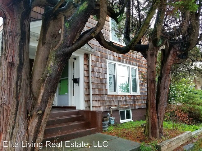 Building Photo - 4512 Phinney Ave N