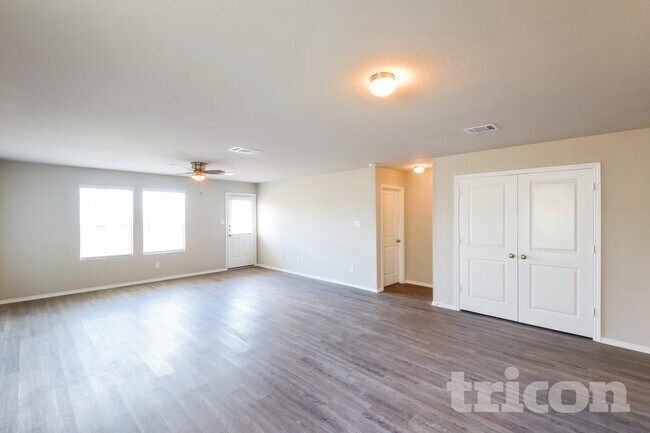 Foto del edificio - 9706 Marbach Hl