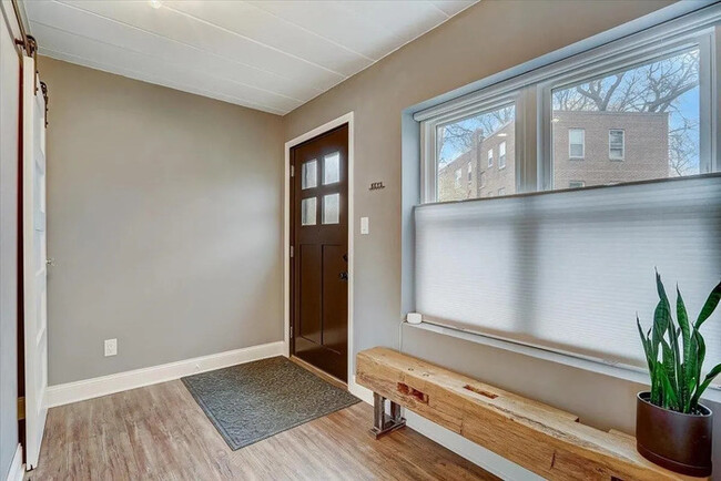 Building Photo - This beautiful 2 bed 1 bath unit's locatio...