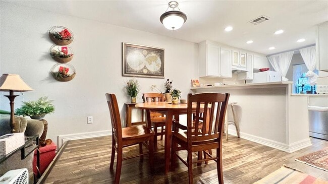 Building Photo - 7122 Wood Hollow Dr