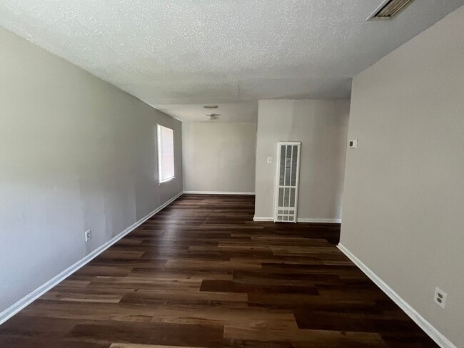 Building Photo - 802 Stillwater Dr
