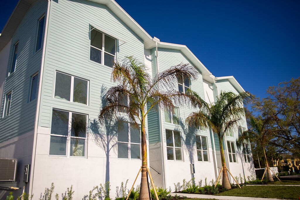 Primary Photo - 3820 Pompano Dr SE