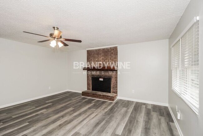 Building Photo - MOVE IN SPECIAL - Available for immediate ...