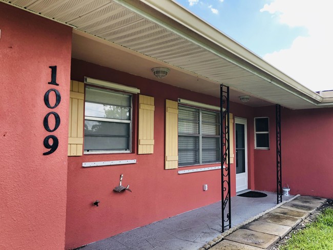 Building Photo - 1009 SE 15th Court  Stuart FL 34996
