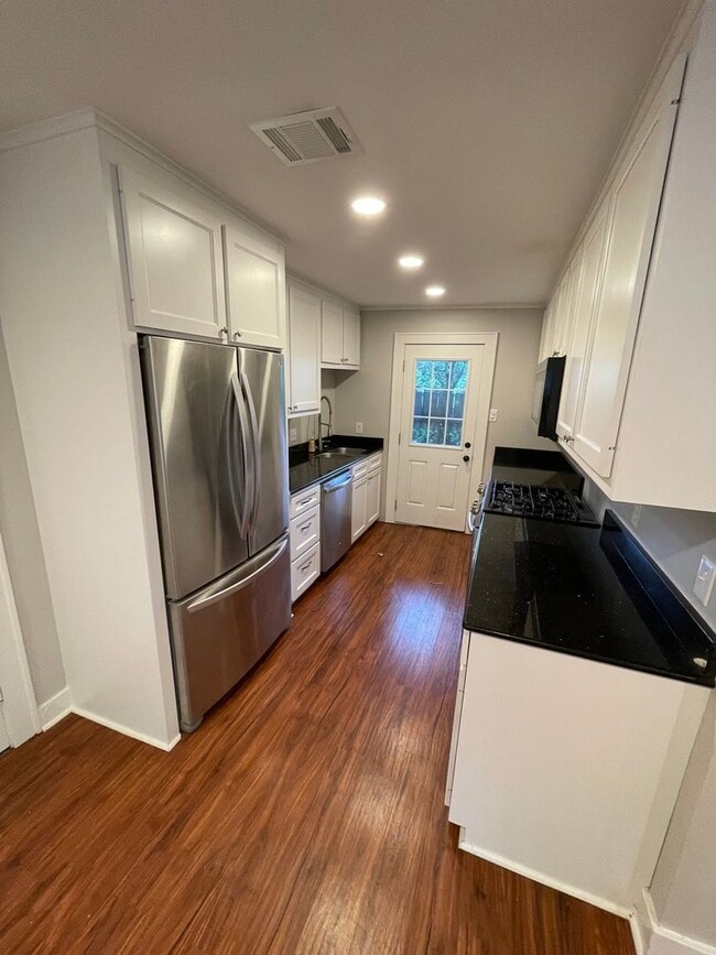 Building Photo - Gorgeous 2 Story Apartment