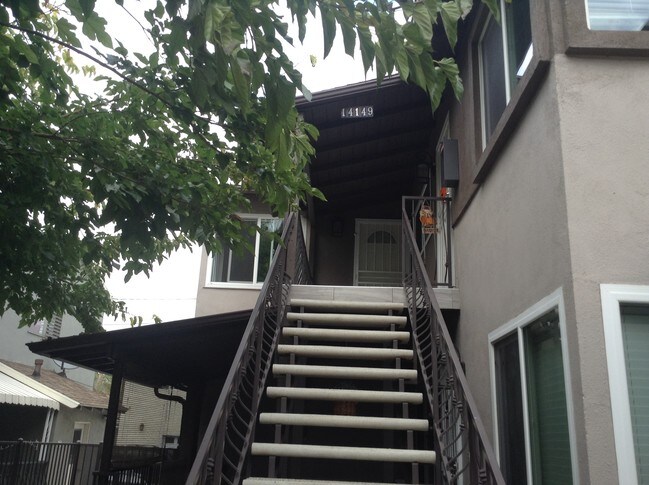 Building Photo - 14149 Moorpark St