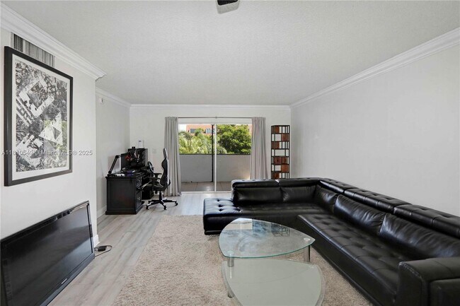 Foto del edificio - 6886 N Kendall Dr