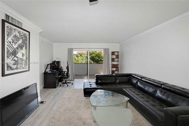 Building Photo - 6886 N Kendall Dr