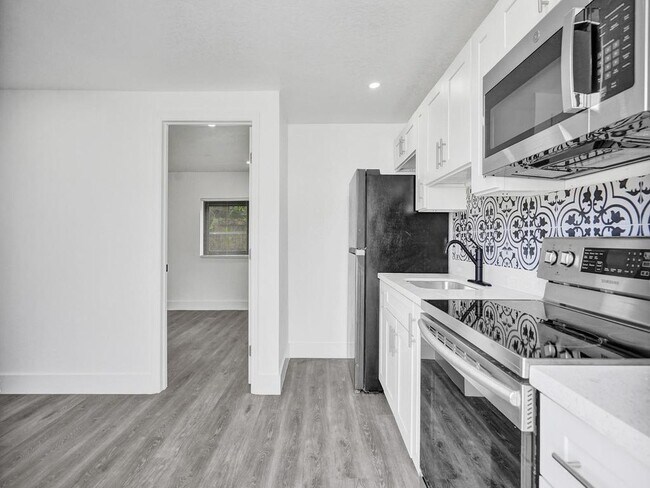 Building Photo - 940 SW 28th St