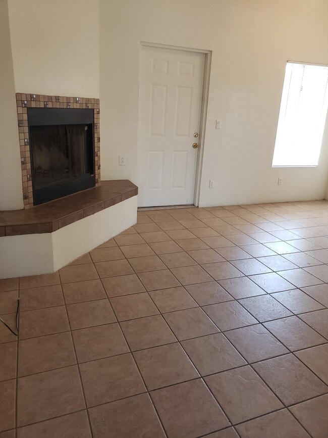 Beautiful Fire Place - 814 E Lester St
