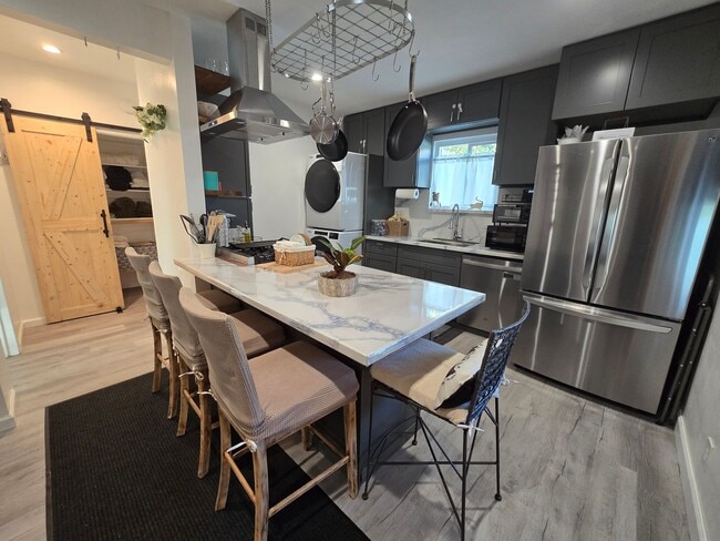 Foto del edificio - Fully furnished, modern ADU with fully-equipped kitchen shared garden.